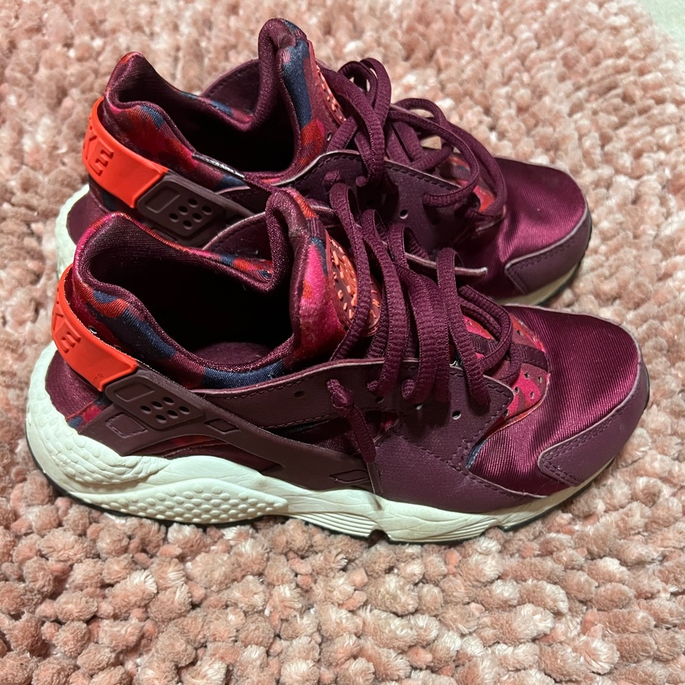 Nike Women's Burgundy and Orange Low-Top Sneakers